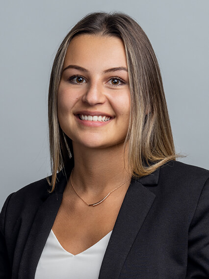 Merbag Immobilien Ansprechpartnerin Cindy Alves Schirm